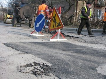 Депутат думає, що у Луцьку ремонтують дороги на округах обранців, які підтримують мера