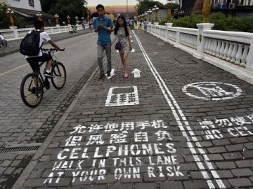 У Китаї створили смугу для пішоходів з мобільними телефонами