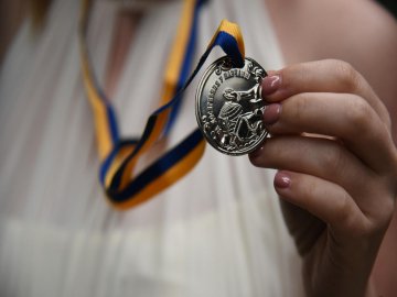 Випускникам шкіл вручатимуть медалі на Театральному майдані Луцька 