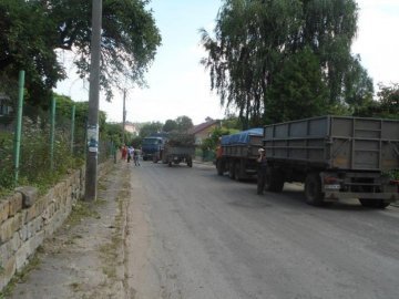 Вантажівки у волинському селі руйнують будинки, – мешканці