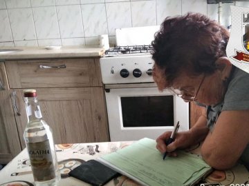 У Луцьку викрили жінку, яка у власній квартирі продає сурогат. ФОТО