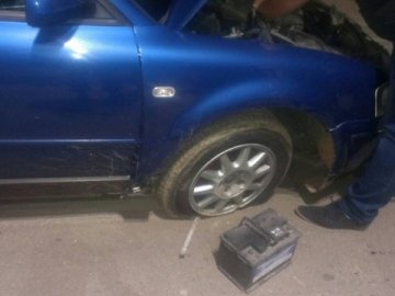 Аварія в Луцьку: Volkswagen влетів у повалену електроопору