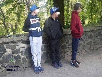 У Луцьку затримали трьох молодиків, які покурювали травичку