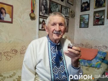 96-річний житель Шацька поділився секретами виноробства 
