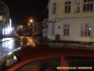 Тролейбусна лінія в Луцьку впала, бо водій перевищив швидкість