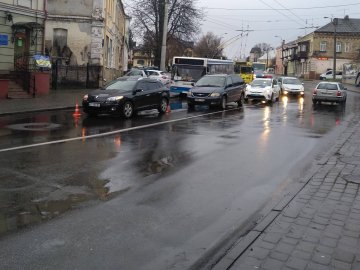 У Луцьку через аварію – довжелезний затор. ФОТО