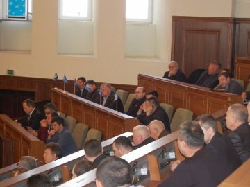 У захопленому приміщенні Волиньради депутати зібралися на сесію. ФОТО