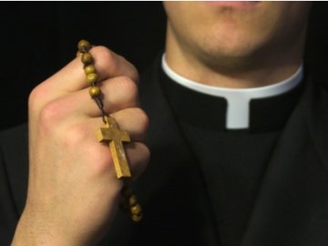 Одружував і хрестив: в Іспанії чоловік 18 років прикидався священиком