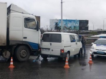 Аварія в Луцьку: вантажівка врізалася у бусик
