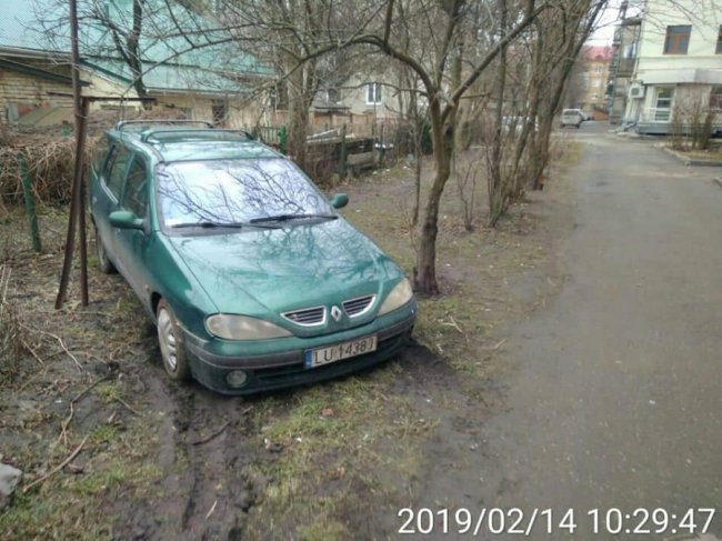 У День закоханих в центрі Луцька покарали «майстра паркування». ФОТО