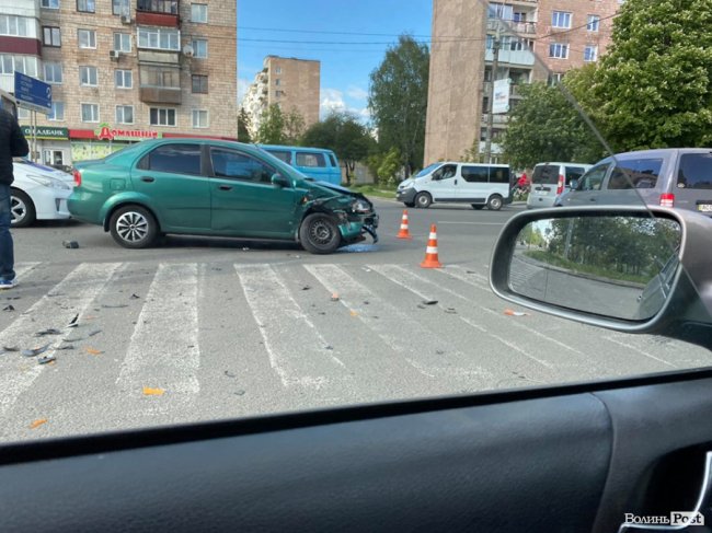 У Луцьку – аварія на кільці: зіткнулися два легковики. ФОТО