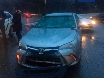 У Луцьку водій на Toyota Camry збив чоловіка з собакою