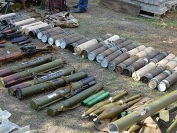 На Луганщині СБУ та міліція виявили схрон з арсеналом зброї. ФОТО