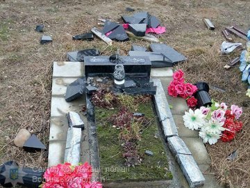 Вандал потрощив десятки пам’ятників на кладовищах