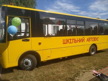 Сільська школа на Волині отримала новий автобус