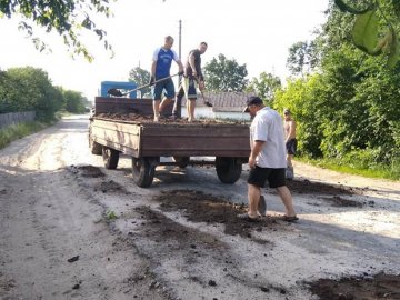 Увірвався терпець: у селі на Волині люди власноруч ремонтують  дорогу