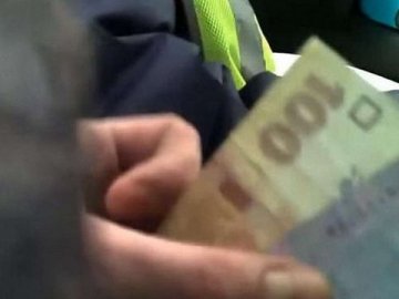 Водій-порушник за кількасот гривень хотів «відмазатись» від волинських поліцейських