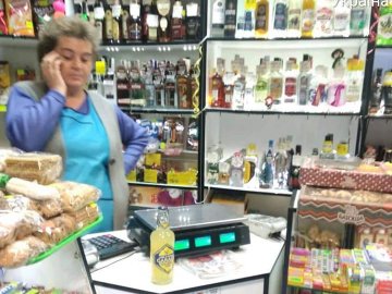 У Луцьку на «гарячому» зловили двох продавців, які торгували алкоголем у нічний час 