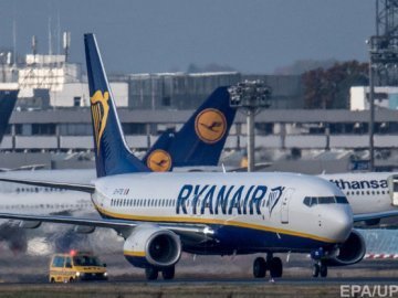Перший літак лоукостера Ryanair приземлився в Україні