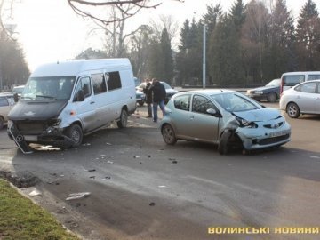 Аварія в Луцьку: зіткнулися бус і легковик. ФОТО