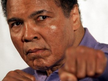 У США триває церемонія прощання з легендою боксу Мохаммедом Алі
