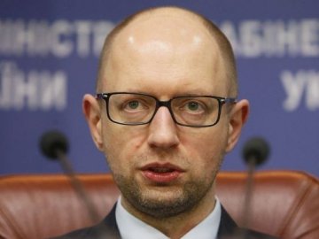 Яценюк пропонує, щоб українські вчителі та директори працювали за контрактом