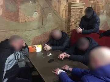 На хабарі у 3 тисячі доларів у Луцьку затримали працівника СБУ зі спільниками