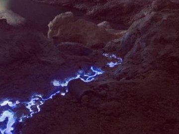 Вулкан в Індонезії вибухнув електрично-голубою лавою. ФОТО