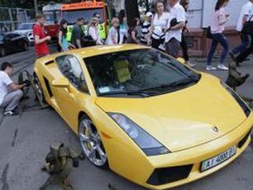 У Києві Lamborghini заблокував рух трамваям. ВІДЕО