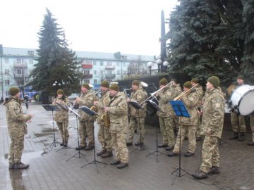 Військовий оркестр на Волині долучився до флешмобу на честь Героїв
