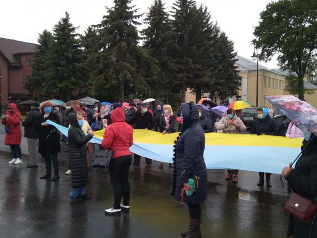 «Луцьк, не засилай сватів, бо отримаєш гарбуза»: у Княгининку – протест проти приєднання 