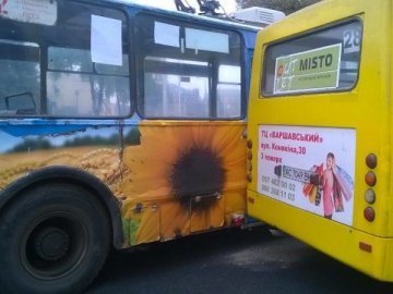 ДТП у Луцьку: не розминулися тролейбус та маршрутка. ФОТО
