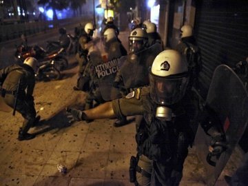 У сутичках в Греції постраждали четверо поліцейських і два фотографа. ВІДЕО
