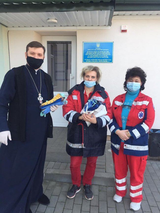 Священник з Луцька передав лікарям багаторазові захисні маски