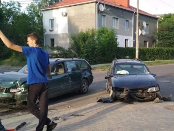 З'явилося відео зіткнення «євроблях» на вулиці Огієнка у Луцьку. ВІДЕО