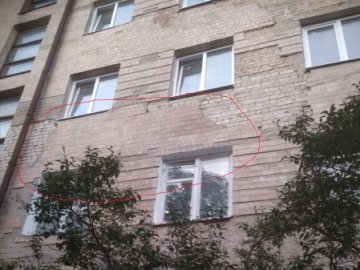 Розбиває вікна квартир: у Луцьку нарікають на небезпечний фасад. ФОТО