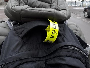 Туристична «фішка», яка рятує життя: у Луцьку випустили брендовані світловідбивачі