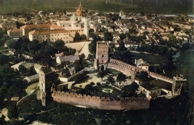 Без Старого ринку: Луцький замок майже 100 років тому. РЕТРОФОТО
