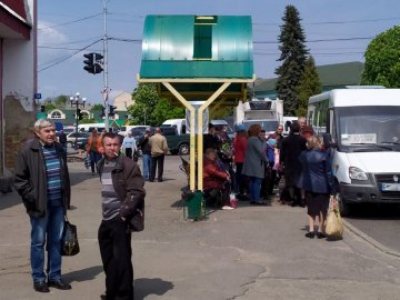 У Володимирі хочуть заборонити великим автобусам зупинятись на міських зупинках