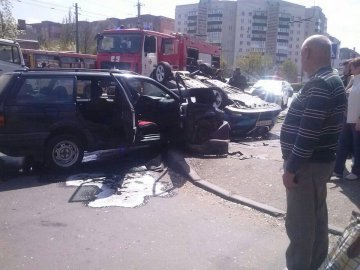 У Луцьку – жахлива аварія: автомобіль перевернувся на дах. ФОТО