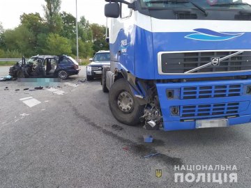 Один помер, п'ятеро – травмовані: на Житомирщині вантажівка зіткнулась із двома автівками. ФОТО