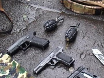Поліцейські Києва затримали хлопця, який ніс на Майдан зброю
