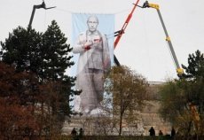 У Чехії гігантського Путіна зобразила в позі Сталіна