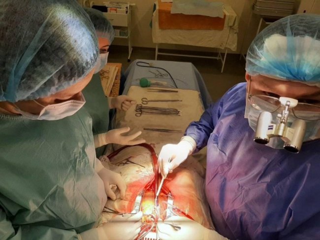 Луцькі лікарі провели операцію із повною зупинкою серця на 2 години. ФОТО 18+