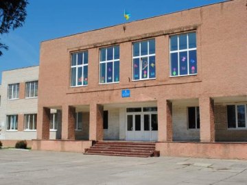 Єдина школа у Луцьку відновила навчання для всіх класів через 100% вакцинованих вчителів