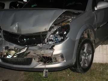 Аварія у Луцьку: автівку відкинуло на бетонну брилу. ФОТО