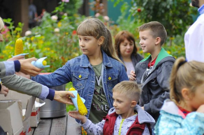 Кавуни, баклажани, перчики: у Луцькому зоопарку зібрали овочі, які садили діти. ФОТО