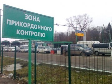 В чергах на українсько-польському кордоні понад 100 автівок