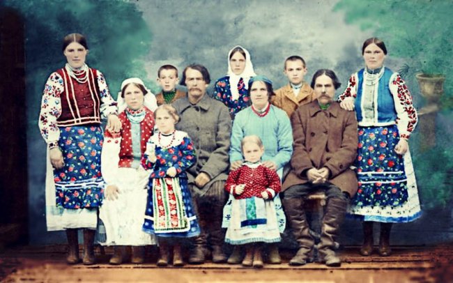 Мешканці села Раків Ліс, Камінь-Каширщина. Родини Сусь, Ільчук, Макарчук (кольоризоване фото), 1928 рік.