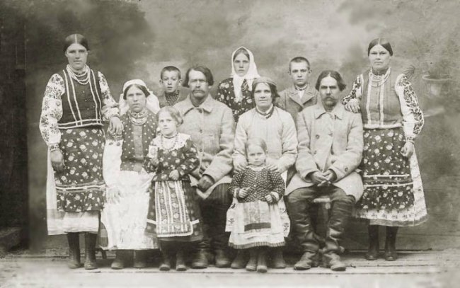 Мешканці села Раків Ліс, Камінь-Каширщина. Родини Сусь, Ільчук, Макарчук (оригінал), 1928 рік.